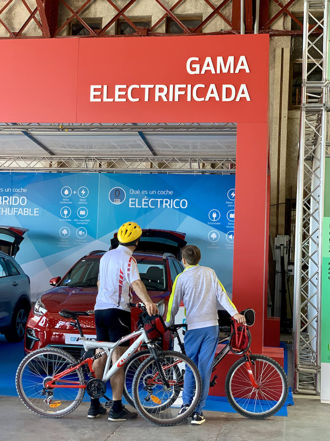 Éxito rotundo de la Feria ECOMOV. Miles de personas se han acercado a La Marina de Valencia para conocer las últimas novedades en eco-movilidad: coches, motos y bicicletas eléctricas. Del viernes 17 al domingo 19 de mayo, se han realizado cientos de pruebas para dar a conocer al público la realidad de los nuevos vehículos ecológicos.