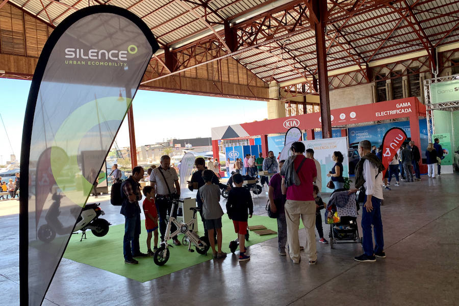 Éxito rotundo de la Feria ECOMOV. Miles de personas se han acercado a La Marina de Valencia para conocer las últimas novedades en eco-movilidad: coches, motos y bicicletas eléctricas. Del viernes 17 al domingo 19 de mayo, se han realizado cientos de pruebas para dar a conocer al público la realidad de los nuevos vehículos ecológicos.