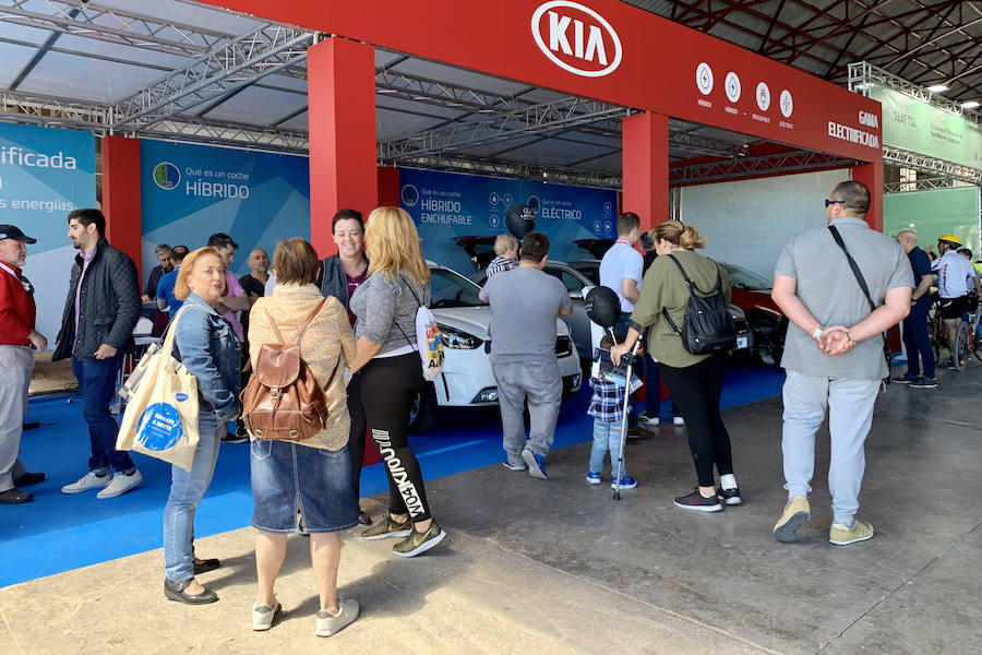 Éxito rotundo de la Feria ECOMOV. Miles de personas se han acercado a La Marina de Valencia para conocer las últimas novedades en eco-movilidad: coches, motos y bicicletas eléctricas. Del viernes 17 al domingo 19 de mayo, se han realizado cientos de pruebas para dar a conocer al público la realidad de los nuevos vehículos ecológicos.