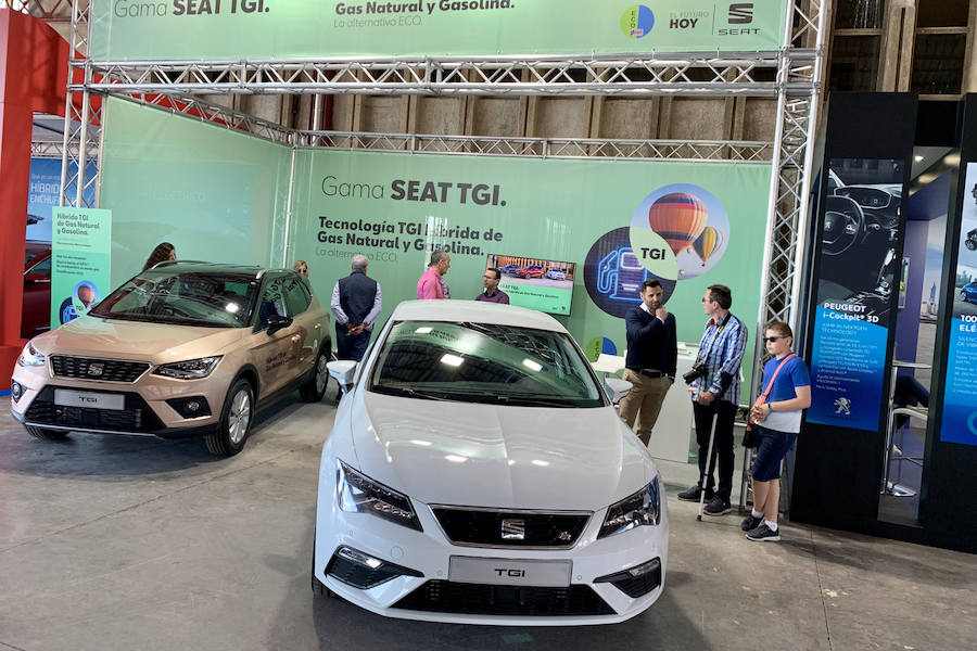 Éxito rotundo de la Feria ECOMOV. Miles de personas se han acercado a La Marina de Valencia para conocer las últimas novedades en eco-movilidad: coches, motos y bicicletas eléctricas. Del viernes 17 al domingo 19 de mayo, se han realizado cientos de pruebas para dar a conocer al público la realidad de los nuevos vehículos ecológicos.