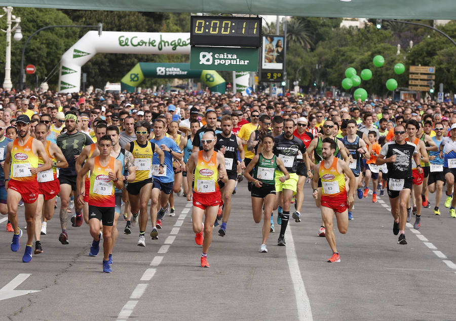 La Volta a Peu ya tiene nuevos vencedores. Los atletas del Cárnicas Serrano, Alberto López y Marta Esteban han sido los más rápidos en sus respectivas categorías y se han alzado con el oro de la prueba con más historia de la ciudad de Valencia. Más de 10.000 personas han participado en una carrera. 