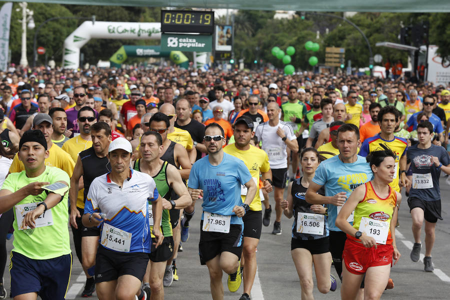 La Volta a Peu ya tiene nuevos vencedores. Los atletas del Cárnicas Serrano, Alberto López y Marta Esteban han sido los más rápidos en sus respectivas categorías y se han alzado con el oro de la prueba con más historia de la ciudad de Valencia. Más de 10.000 personas han participado en una carrera. 