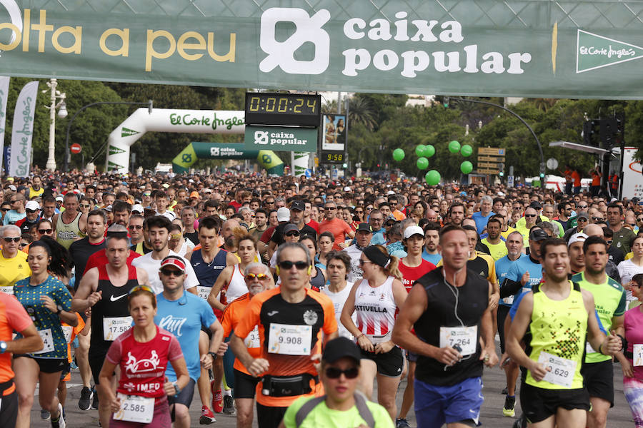 La Volta a Peu ya tiene nuevos vencedores. Los atletas del Cárnicas Serrano, Alberto López y Marta Esteban han sido los más rápidos en sus respectivas categorías y se han alzado con el oro de la prueba con más historia de la ciudad de Valencia. Más de 10.000 personas han participado en una carrera. 