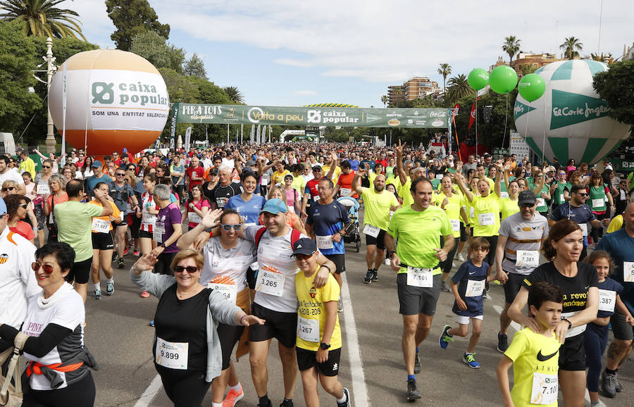 La Volta a Peu ya tiene nuevos vencedores. Los atletas del Cárnicas Serrano, Alberto López y Marta Esteban han sido los más rápidos en sus respectivas categorías y se han alzado con el oro de la prueba con más historia de la ciudad de Valencia. Más de 10.000 personas han participado en una carrera. 