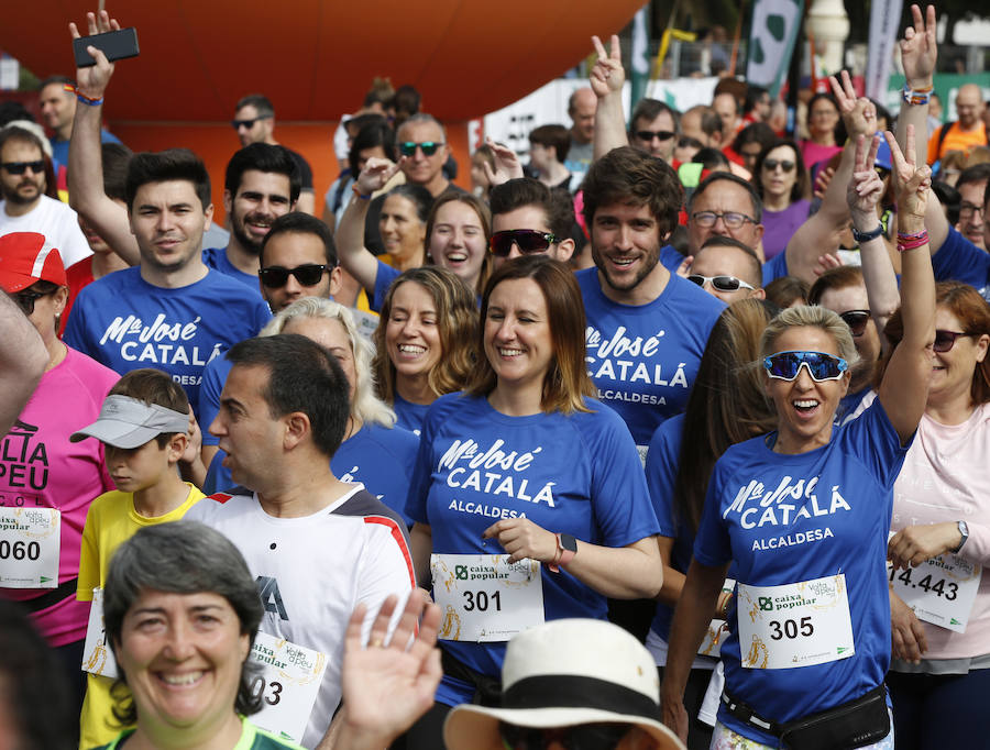 La Volta a Peu ya tiene nuevos vencedores. Los atletas del Cárnicas Serrano, Alberto López y Marta Esteban han sido los más rápidos en sus respectivas categorías y se han alzado con el oro de la prueba con más historia de la ciudad de Valencia. Más de 10.000 personas han participado en una carrera. 