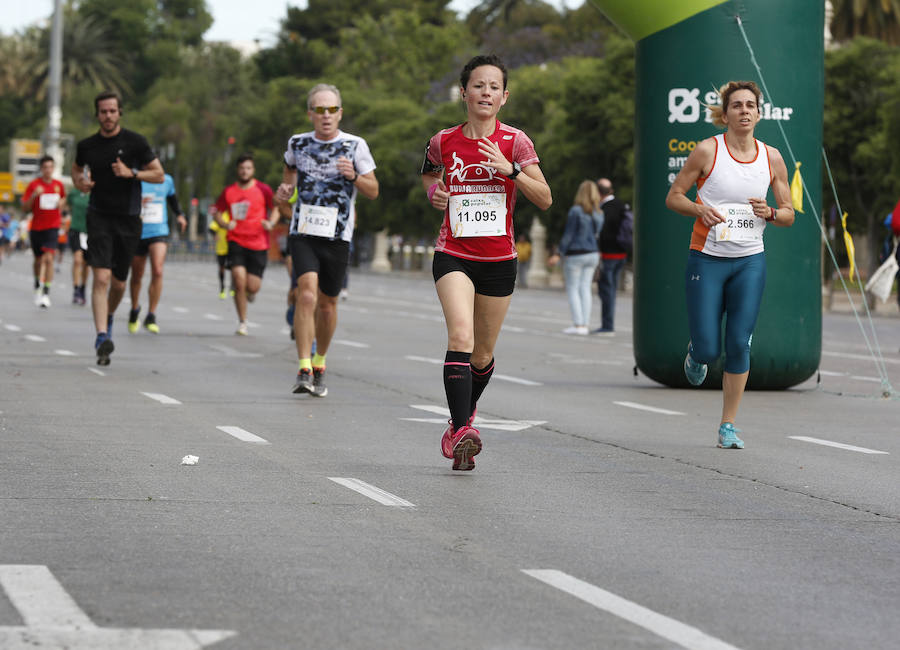 La Volta a Peu ya tiene nuevos vencedores. Los atletas del Cárnicas Serrano, Alberto López y Marta Esteban han sido los más rápidos en sus respectivas categorías y se han alzado con el oro de la prueba con más historia de la ciudad de Valencia. Más de 10.000 personas han participado en una carrera. 