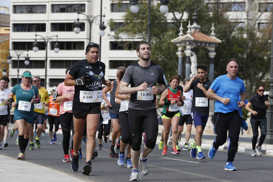 La Volta a Peu ya tiene nuevos vencedores. Los atletas del Cárnicas Serrano, Alberto López y Marta Esteban han sido los más rápidos en sus respectivas categorías y se han alzado con el oro de la prueba con más historia de la ciudad de Valencia. Más de 10.000 personas han participado en una carrera. 