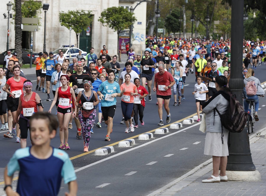 La Volta a Peu ya tiene nuevos vencedores. Los atletas del Cárnicas Serrano, Alberto López y Marta Esteban han sido los más rápidos en sus respectivas categorías y se han alzado con el oro de la prueba con más historia de la ciudad de Valencia. Más de 10.000 personas han participado en una carrera. 