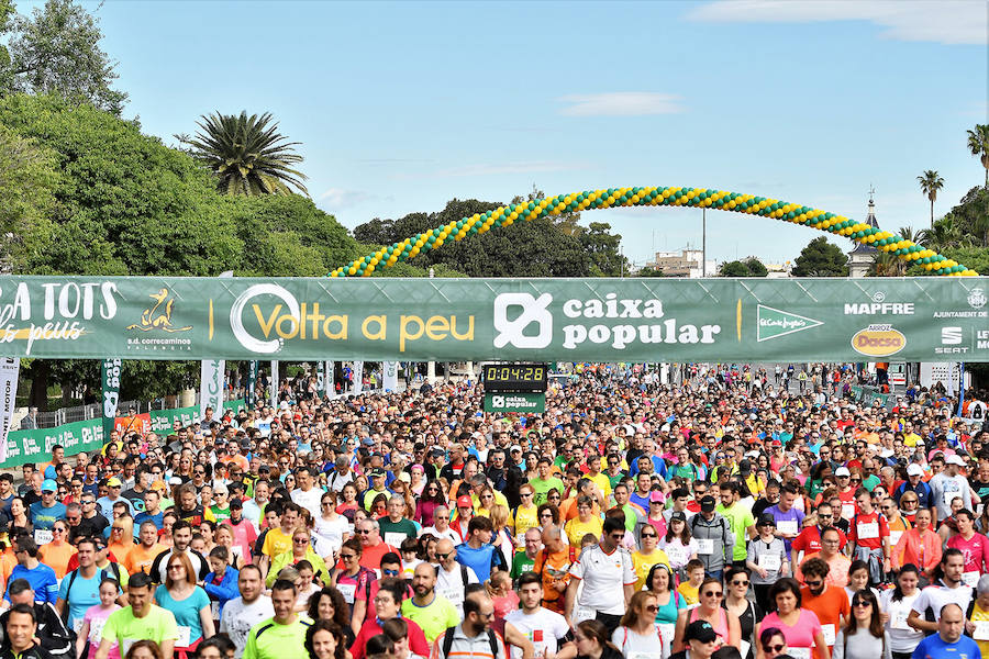 La Volta a Peu ya tiene nuevos vencedores. Los atletas del Cárnicas Serrano, Alberto López y Marta Esteban han sido los más rápidos en sus respectivas categorías y se han alzado con el oro de la prueba con más historia de la ciudad de Valencia. Más de 10.000 personas han participado en una carrera. 