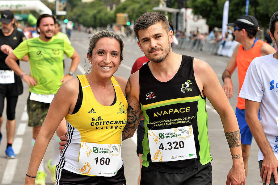 La Volta a Peu ya tiene nuevos vencedores. Los atletas del Cárnicas Serrano, Alberto López y Marta Esteban han sido los más rápidos en sus respectivas categorías y se han alzado con el oro de la prueba con más historia de la ciudad de Valencia. Más de 10.000 personas han participado en una carrera. 