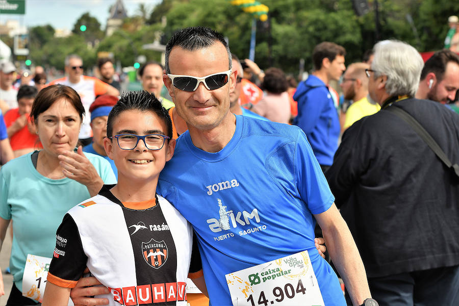 La Volta a Peu ya tiene nuevos vencedores. Los atletas del Cárnicas Serrano, Alberto López y Marta Esteban han sido los más rápidos en sus respectivas categorías y se han alzado con el oro de la prueba con más historia de la ciudad de Valencia. Más de 10.000 personas han participado en una carrera. 