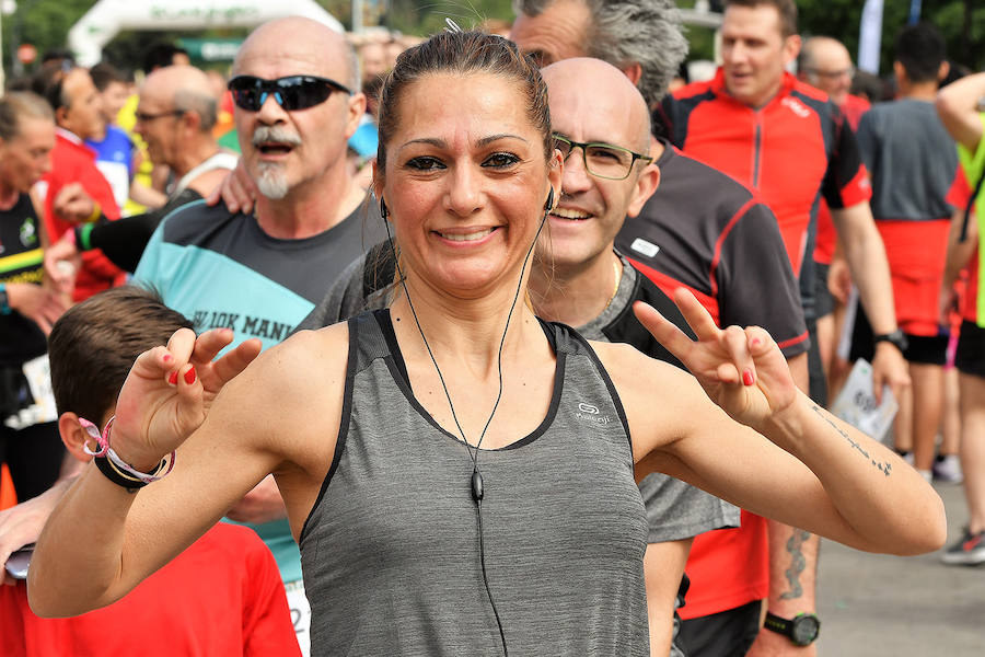 La Volta a Peu ya tiene nuevos vencedores. Los atletas del Cárnicas Serrano, Alberto López y Marta Esteban han sido los más rápidos en sus respectivas categorías y se han alzado con el oro de la prueba con más historia de la ciudad de Valencia. Más de 10.000 personas han participado en una carrera. 