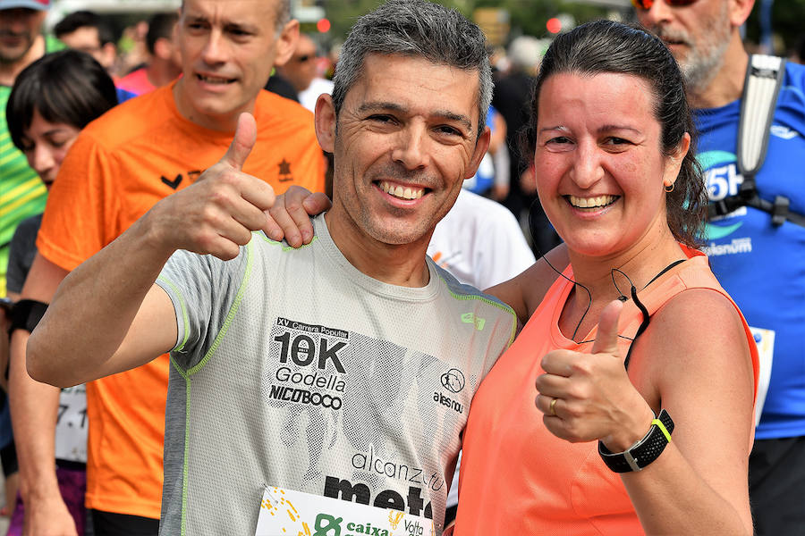 La Volta a Peu ya tiene nuevos vencedores. Los atletas del Cárnicas Serrano, Alberto López y Marta Esteban han sido los más rápidos en sus respectivas categorías y se han alzado con el oro de la prueba con más historia de la ciudad de Valencia. Más de 10.000 personas han participado en una carrera. 