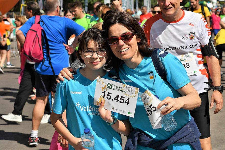 La Volta a Peu ya tiene nuevos vencedores. Los atletas del Cárnicas Serrano, Alberto López y Marta Esteban han sido los más rápidos en sus respectivas categorías y se han alzado con el oro de la prueba con más historia de la ciudad de Valencia. Más de 10.000 personas han participado en una carrera. 