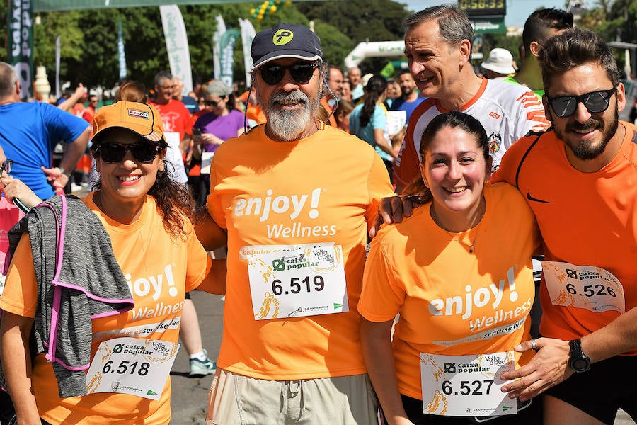 La Volta a Peu ya tiene nuevos vencedores. Los atletas del Cárnicas Serrano, Alberto López y Marta Esteban han sido los más rápidos en sus respectivas categorías y se han alzado con el oro de la prueba con más historia de la ciudad de Valencia. Más de 10.000 personas han participado en una carrera. 