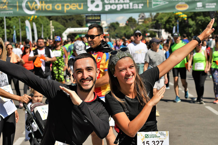 La Volta a Peu ya tiene nuevos vencedores. Los atletas del Cárnicas Serrano, Alberto López y Marta Esteban han sido los más rápidos en sus respectivas categorías y se han alzado con el oro de la prueba con más historia de la ciudad de Valencia. Más de 10.000 personas han participado en una carrera. 