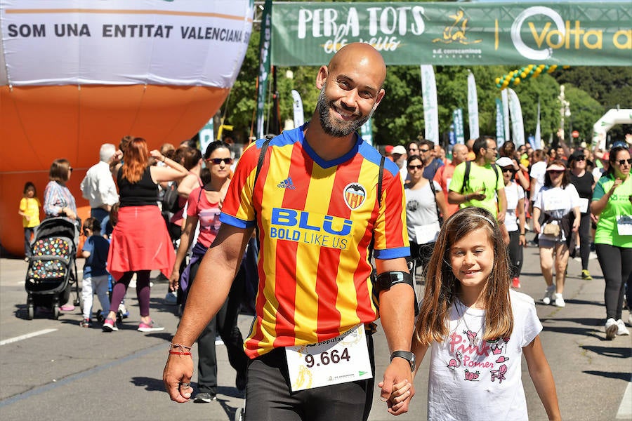 La Volta a Peu ya tiene nuevos vencedores. Los atletas del Cárnicas Serrano, Alberto López y Marta Esteban han sido los más rápidos en sus respectivas categorías y se han alzado con el oro de la prueba con más historia de la ciudad de Valencia. Más de 10.000 personas han participado en una carrera. 