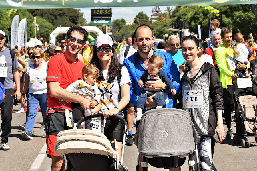 La Volta a Peu ya tiene nuevos vencedores. Los atletas del Cárnicas Serrano, Alberto López y Marta Esteban han sido los más rápidos en sus respectivas categorías y se han alzado con el oro de la prueba con más historia de la ciudad de Valencia. Más de 10.000 personas han participado en una carrera. 