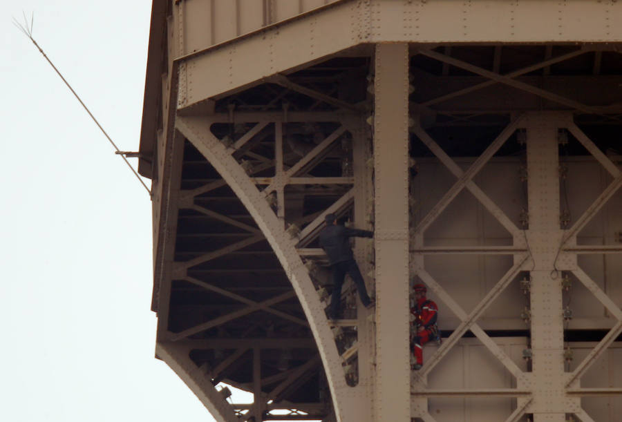 Fotos: Evacúan y cierran la Torre Eiffel después de hallar a un hombre escalando la estructura