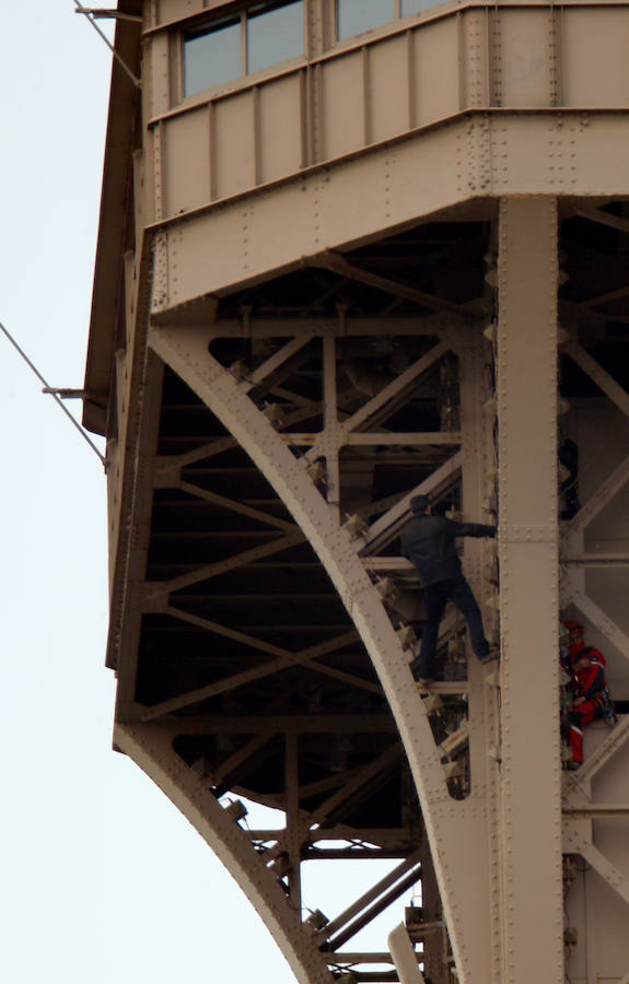 Fotos: Evacúan y cierran la Torre Eiffel después de hallar a un hombre escalando la estructura
