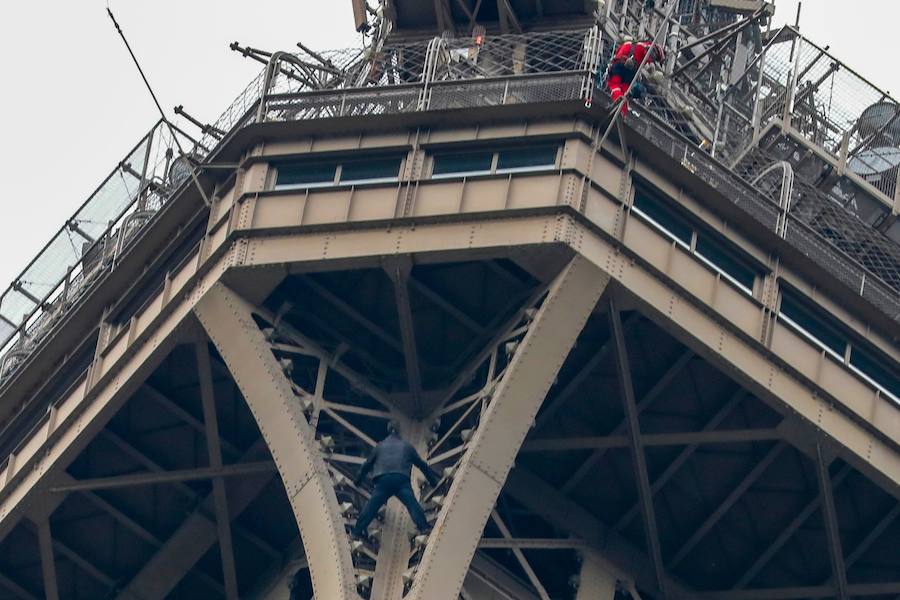 Fotos: Evacúan y cierran la Torre Eiffel después de hallar a un hombre escalando la estructura