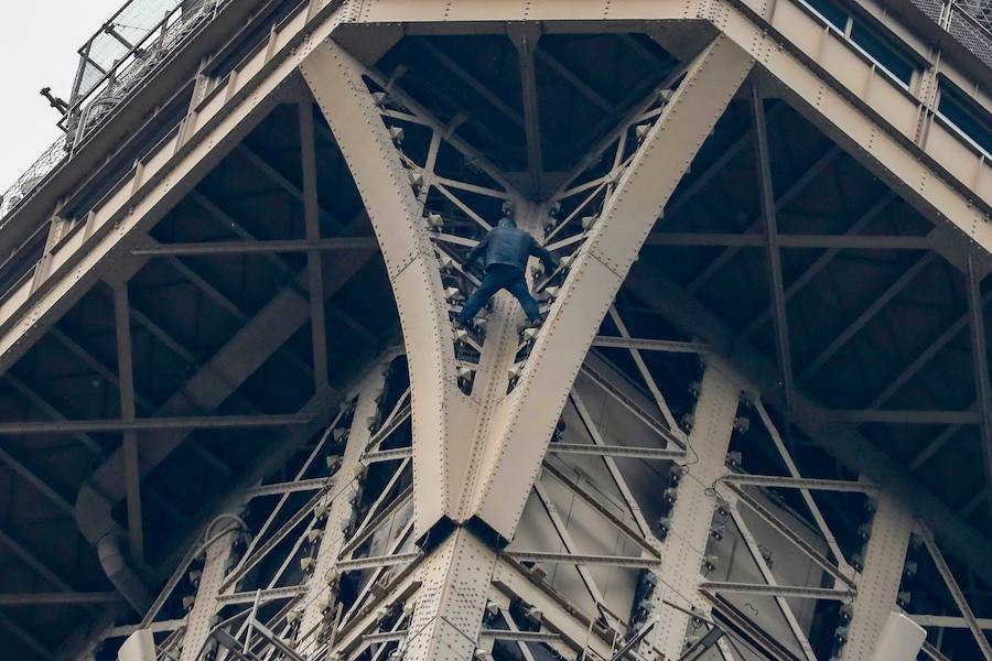 Fotos: Evacúan y cierran la Torre Eiffel después de hallar a un hombre escalando la estructura