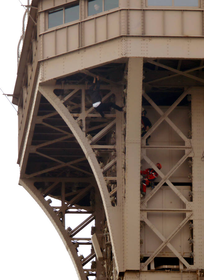 Fotos: Evacúan y cierran la Torre Eiffel después de hallar a un hombre escalando la estructura