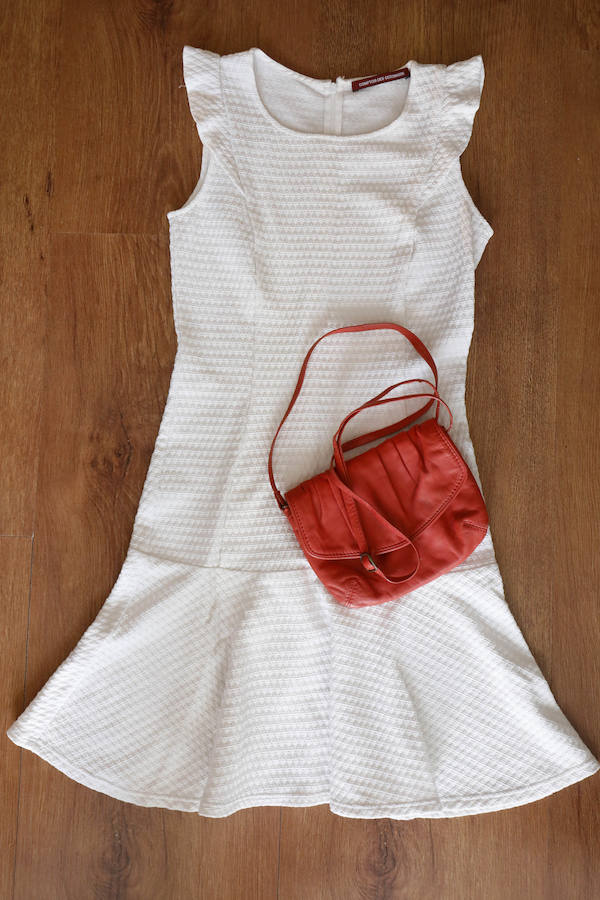 Beatriz Abril empezó a trabajar desde muy joven en la agencia de publicidad de su padre, hasta que se independizó y cambió una profesión por su gran pasión: el yoga. Su fondo de armario refleja perfectamente este concepto de vida. Abundan las prendas cómodas: vestidos de algodón, pantalones anchos, zapatillas, todo con un punto hippy como los estampados desteñidos y los tejidos de ganchillo. «Hace diez años me arreglaba muchísimo más, pero ahora tengo tendencia a la comodidad.