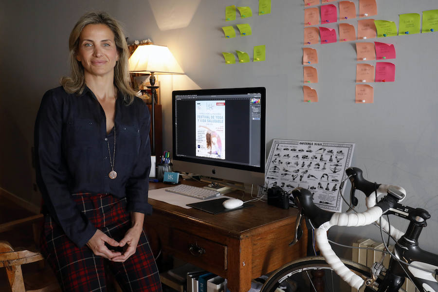 Beatriz Abril empezó a trabajar desde muy joven en la agencia de publicidad de su padre, hasta que se independizó y cambió una profesión por su gran pasión: el yoga. Su fondo de armario refleja perfectamente este concepto de vida. Abundan las prendas cómodas: vestidos de algodón, pantalones anchos, zapatillas, todo con un punto hippy como los estampados desteñidos y los tejidos de ganchillo. «Hace diez años me arreglaba muchísimo más, pero ahora tengo tendencia a la comodidad.