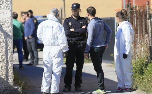 Agentes de Policía, en el lugar donde ocurrió el asesinato.