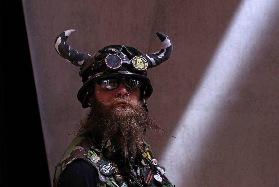 Bélgica acoge, un año más, su famoso torneo mundial de barbas y bigotes. La competencia internacional de tres días se lleva a cabo en la ciudad belga de Amberes. Este torneo, organizado por la Asociación Mundial de Barbas y Bigotes (WBMA, por sus siglas en inglés), reúne a hombres con los más insólitos bigotes y barbas de todo el mundo.