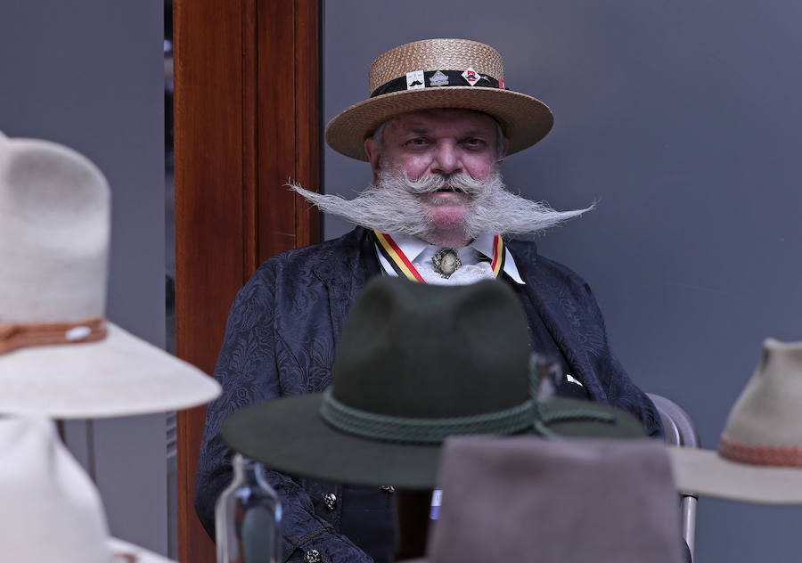 Bélgica acoge, un año más, su famoso torneo mundial de barbas y bigotes. La competencia internacional de tres días se lleva a cabo en la ciudad belga de Amberes. Este torneo, organizado por la Asociación Mundial de Barbas y Bigotes (WBMA, por sus siglas en inglés), reúne a hombres con los más insólitos bigotes y barbas de todo el mundo.