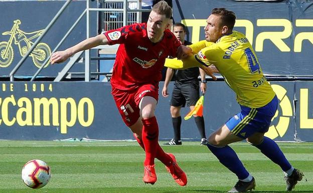 El delantero del Club Atlético Osasuna Carlos Clerc (i) y el defensa del Cádiz C.F. Roberto Correa. 