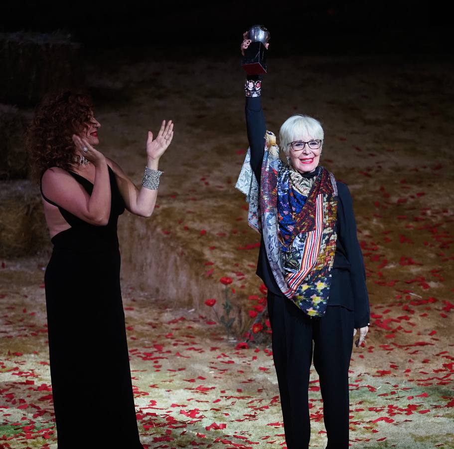 Juanjo Llorens, Taules Teatre y 'Genovese' logran el reconocimiento al teatro de la Comunitat en una noche que homenajea a Concha Velasco