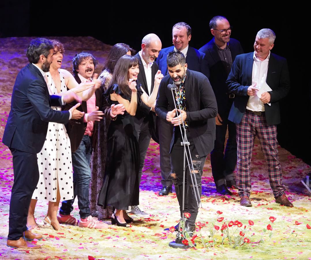 Juanjo Llorens, Taules Teatre y 'Genovese' logran el reconocimiento al teatro de la Comunitat en una noche que homenajea a Concha Velasco