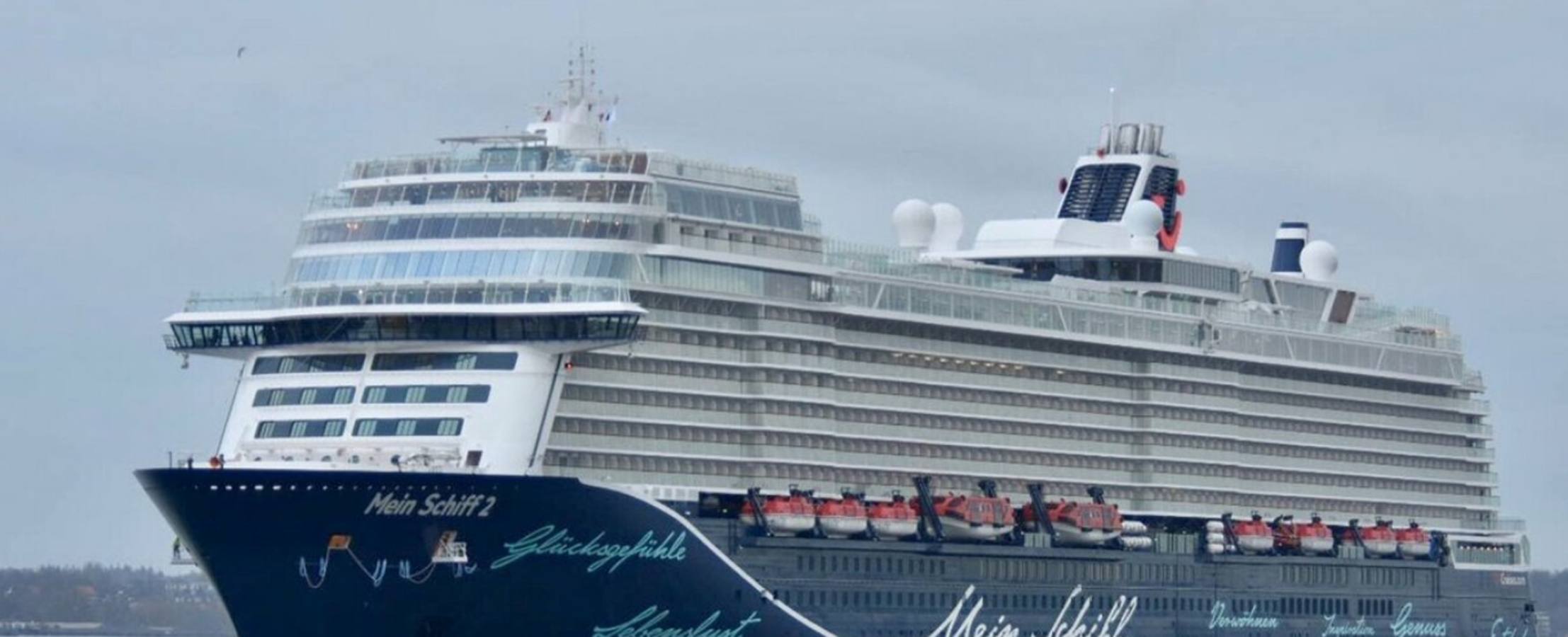 El crucero Mein Schiff 2 hizo este domingo su primera escala en el puerto de Valencia. La Autoridad Portuaria entregó al capitán del buque, Thomas Roth, una metopa conmemorativa. El navío, de 315,7 m de eslora y con capacidad para 2.900 pasajeros, recaló en Valencia durante su travesía hacia Palma de Mallorca y con destino en Cerdeña. El nuevo Mein Schiff 2 pertenece a la compañía alemana TUI Cruises y tiene bandera de Malta.