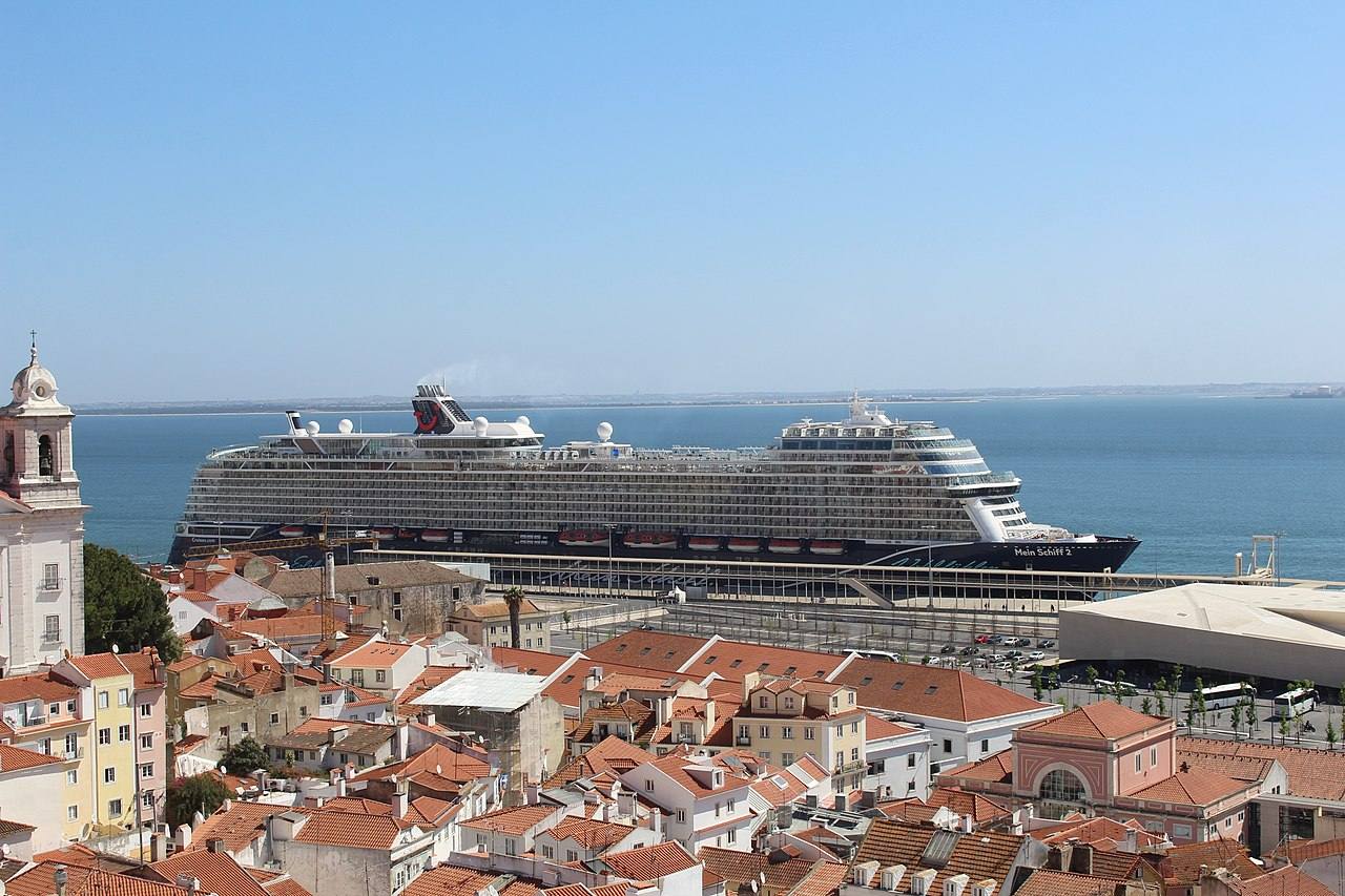 El crucero Mein Schiff 2 hizo este domingo su primera escala en el puerto de Valencia. La Autoridad Portuaria entregó al capitán del buque, Thomas Roth, una metopa conmemorativa. El navío, de 315,7 m de eslora y con capacidad para 2.900 pasajeros, recaló en Valencia durante su travesía hacia Palma de Mallorca y con destino en Cerdeña. El nuevo Mein Schiff 2 pertenece a la compañía alemana TUI Cruises y tiene bandera de Malta.