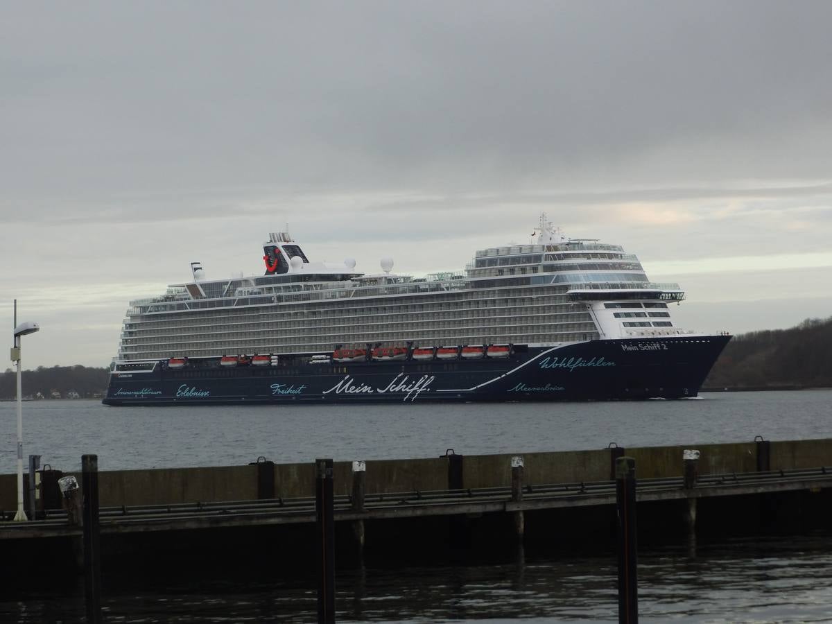 El crucero Mein Schiff 2 hizo este domingo su primera escala en el puerto de Valencia. La Autoridad Portuaria entregó al capitán del buque, Thomas Roth, una metopa conmemorativa. El navío, de 315,7 m de eslora y con capacidad para 2.900 pasajeros, recaló en Valencia durante su travesía hacia Palma de Mallorca y con destino en Cerdeña. El nuevo Mein Schiff 2 pertenece a la compañía alemana TUI Cruises y tiene bandera de Malta.