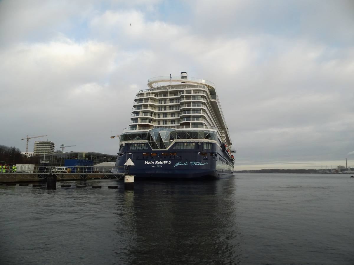 El crucero Mein Schiff 2 hizo este domingo su primera escala en el puerto de Valencia. La Autoridad Portuaria entregó al capitán del buque, Thomas Roth, una metopa conmemorativa. El navío, de 315,7 m de eslora y con capacidad para 2.900 pasajeros, recaló en Valencia durante su travesía hacia Palma de Mallorca y con destino en Cerdeña. El nuevo Mein Schiff 2 pertenece a la compañía alemana TUI Cruises y tiene bandera de Malta.