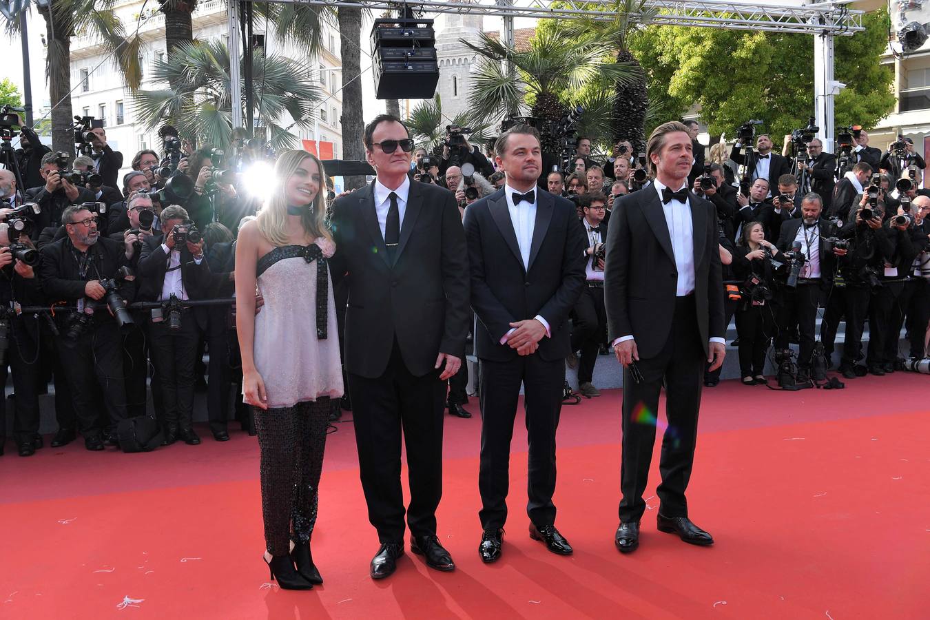 «Érase una vez en... Hollywood», de Quentin Tarantino, era una de las películas más esperadas del Festival de Cannes, y su alfombra roja este martes antes del estreno no decepcionó, con Leonardo DiCaprio y Brad Pitt como dos de los actores más aclamados. Completó el trío Margot Robbie.