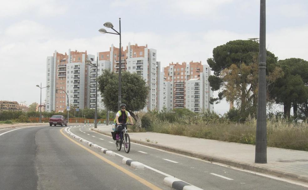 Burjassot. Una ciclista circula por el carril bici. 