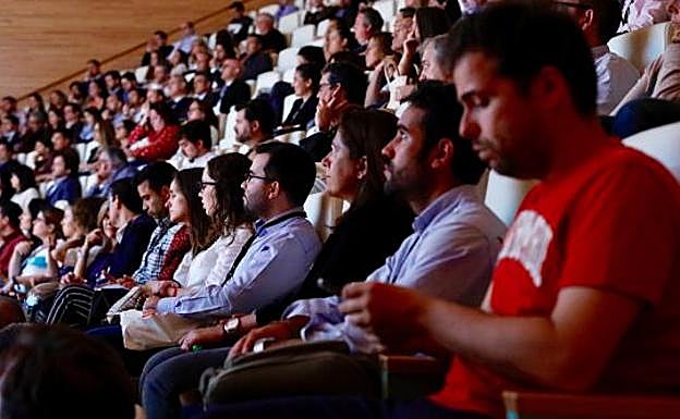 Imagen principal - Asistentes y participantes en el evento celebrado en el Palau de Les Arts y Gonzalo Zarranz, durante su bienvenida.