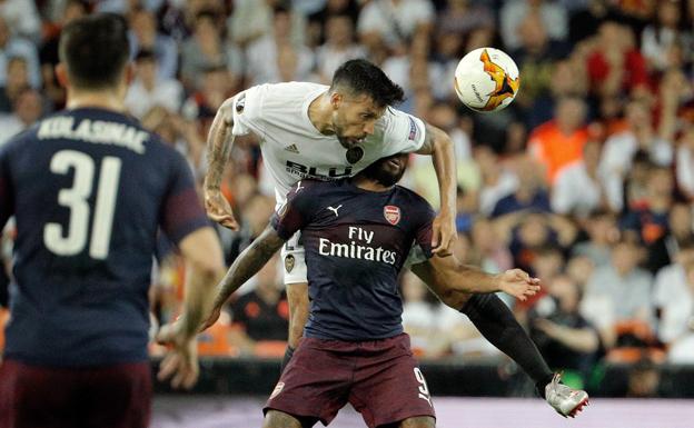 El defensa del Valencia Ezequiel Garay, en uno de los partidos contra el Arsenal.