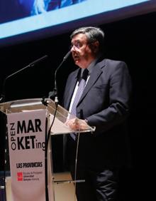 Imagen secundaria 2 - Asistentes y participantes en el evento celebrado en el Palau de Les Arts y Gonzalo Zarranz, durante su bienvenida.