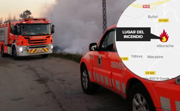 Lugar del incendio, en Alborache, y vehículos del Consorcio de Bomberos, en una imagen de archivo.