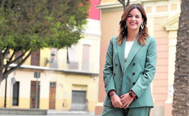 Sandra Gómez posa antes de la entrevista en la plaza de la Iglesia de los Ángeles. 