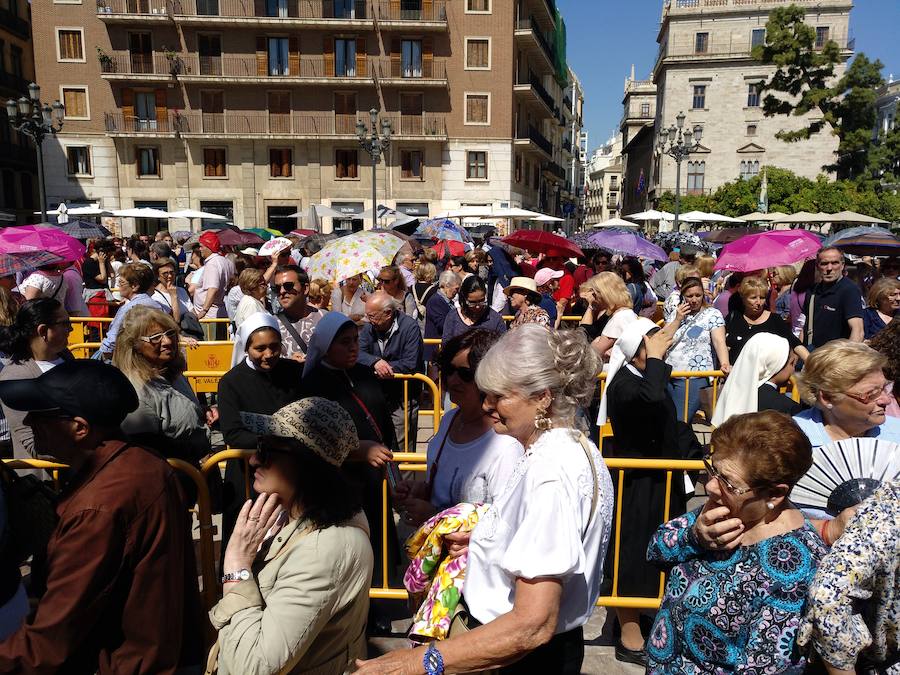 La Basílica de la Virgen de los Desamparados ha abierto sus puertas a las 7 horas de este miércoles para el tradicional Besamanos a la patrona de Valencia, cuando ya cientos de valencianos esperaban en la plaza de la Virgen, algunos de ellos doce horas, desde las siete de la tarde del martes