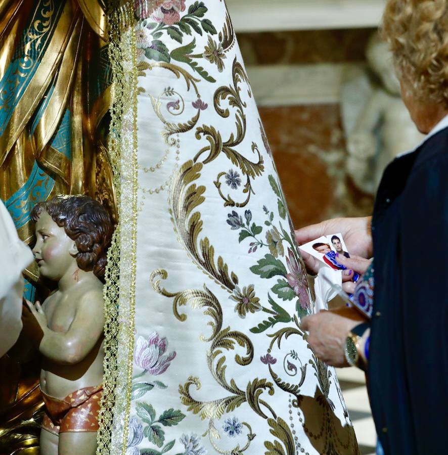 La Basílica de la Virgen de los Desamparados ha abierto sus puertas a las 7 horas de este miércoles para el tradicional Besamanos a la patrona de Valencia, cuando ya cientos de valencianos esperaban en la plaza de la Virgen, algunos de ellos doce horas, desde las siete de la tarde del martes