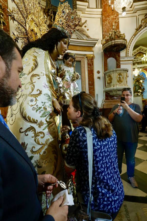 La Basílica de la Virgen de los Desamparados ha abierto sus puertas a las 7 horas de este miércoles para el tradicional Besamanos a la patrona de Valencia, cuando ya cientos de valencianos esperaban en la plaza de la Virgen, algunos de ellos doce horas, desde las siete de la tarde del martes