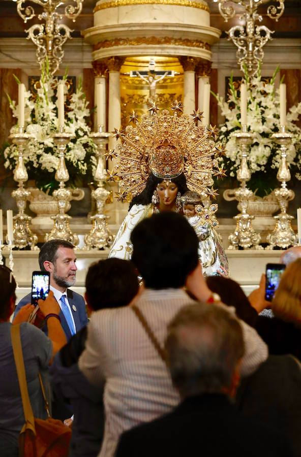 La Basílica de la Virgen de los Desamparados ha abierto sus puertas a las 7 horas de este miércoles para el tradicional Besamanos a la patrona de Valencia, cuando ya cientos de valencianos esperaban en la plaza de la Virgen, algunos de ellos doce horas, desde las siete de la tarde del martes